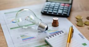 Électricité : une hausse moyenne de 84 % est attendue en 2023 pour les professionnels