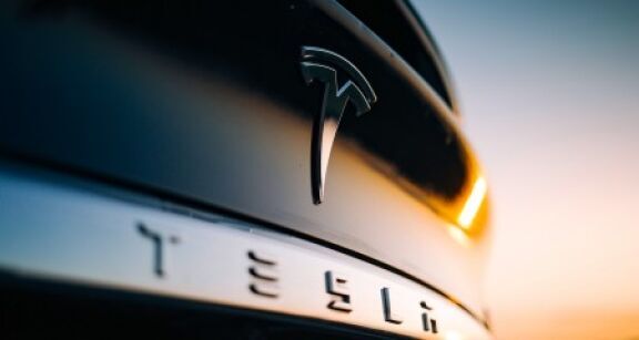 Tesla revoit une nouvelle fois ses prix à la baisse