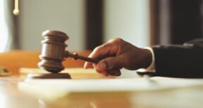 Professionnels du droit : exercice sous forme de société commerciale