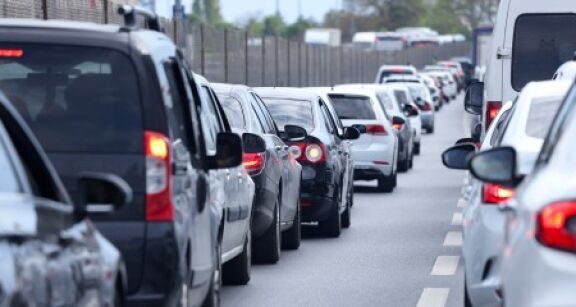 La distance domicile-travail parcourue par les actifs ruraux et périurbains a presque doublé en 2020