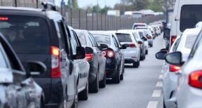 La distance domicile-travail parcourue par les actifs ruraux et périurbains a presque doublé en 2020