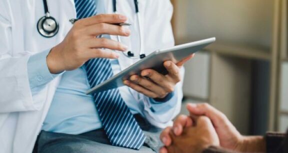 Professionnels de santé : un projet de stratégie nationale de santé pour 2023-2033