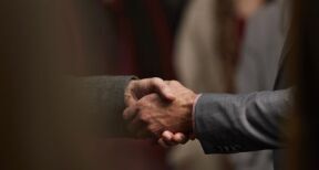 Cession de parts sociales : les associés solidaires des engagements pris envers l’acquéreur !