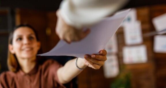 Informer les salariés en CDD des postes en CDI