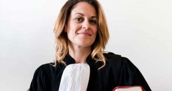 Avocats : interdiction de porter des signes distinctifs avec la robe