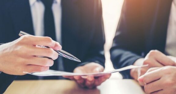 Cession de fonds de commerce : les créances du vendeur sont-elles transmises à l’acquéreur ?