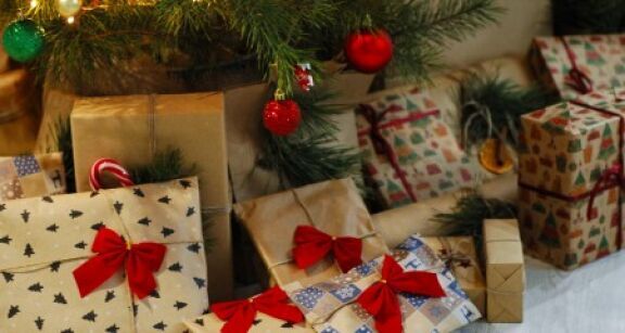 Des cadeaux de Noël de seconde main au pied du sapin