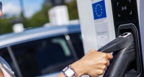 Bornes de recharge &#x00e9;lectrique&#x00a0;: l&#x2019;Union europ&#x00e9;enne est dans les clous