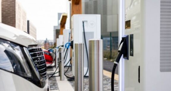 Voitures &#x00e9;lectriques : multiplier leurs ventes par 4 d&#x2019;ici 2027