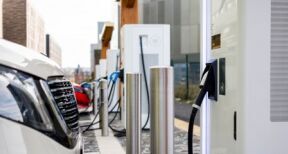 Voitures &#x00e9;lectriques : multiplier leurs ventes par 4 d&#x2019;ici 2027