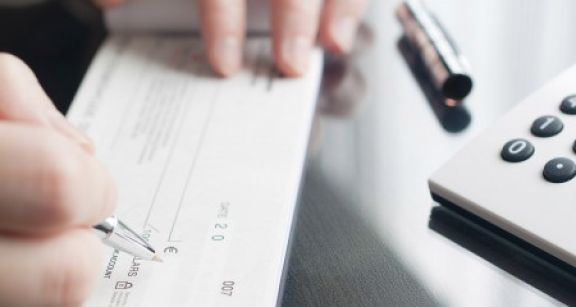 Une secrétaire peut-elle signer des chèques pour le compte de l’entreprise ?