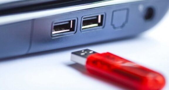 Cl&#x00e9; USB non connect&#x00e9;e&#x00a0;: l&#x2019;employeur peut-il librement la consulter&#x00a0;?