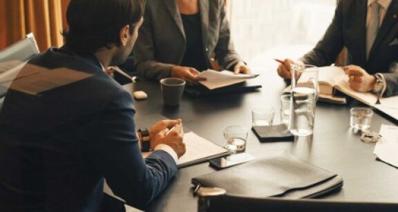 Administrateurs et mandataires judiciaires : précisions sur l’exercice en société