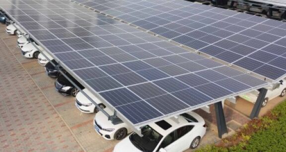 Ombrières solaires : un décret reporte l’échéance pour les grands parkings