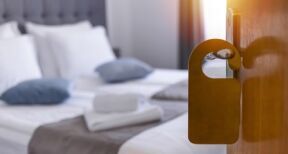 Réservation d’hôtel non honorée : les sommes prélevées sont-elles soumises à la TVA ?