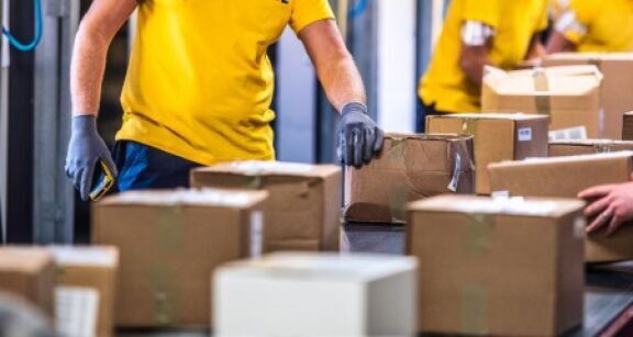 Malgré le pic de Noël, La Poste augmente encore la part décarbonée de ses livraisons