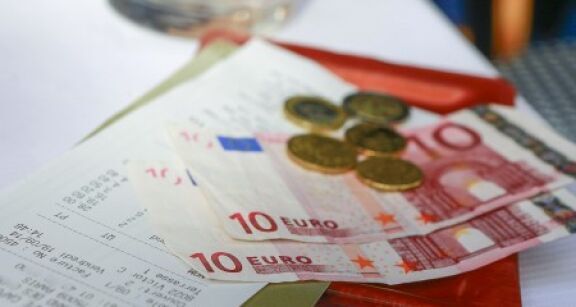 Pourboires : le régime social et fiscal de faveur est prolongé