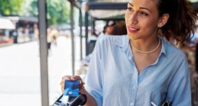 Les paiements par carte dépassent ceux en liquide