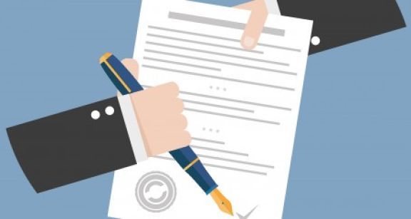 Quelle est la nature des contrats de travail signés par une association ?